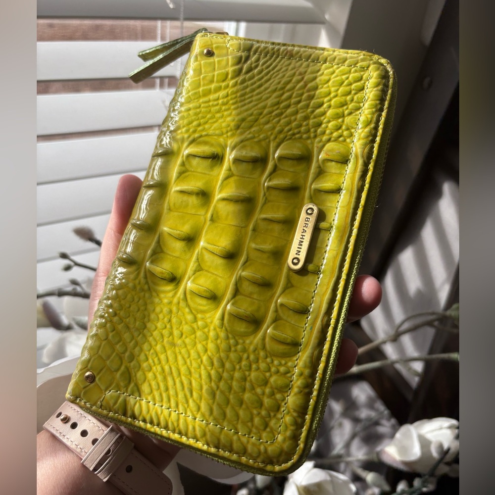 😳EUC BRAHMIN VINTAGE ?LIME? GLOSSY SURI WALLET🫠